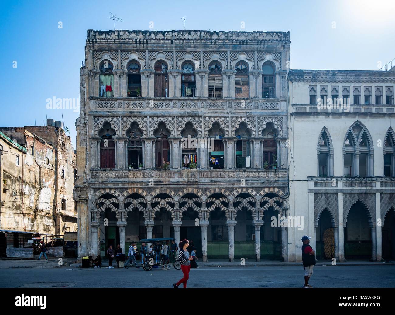 Lo storico Palacio de las Ursulinas, con architettura in stile moresco di facciate ornate. Centro Havana, Cuba. Foto Stock