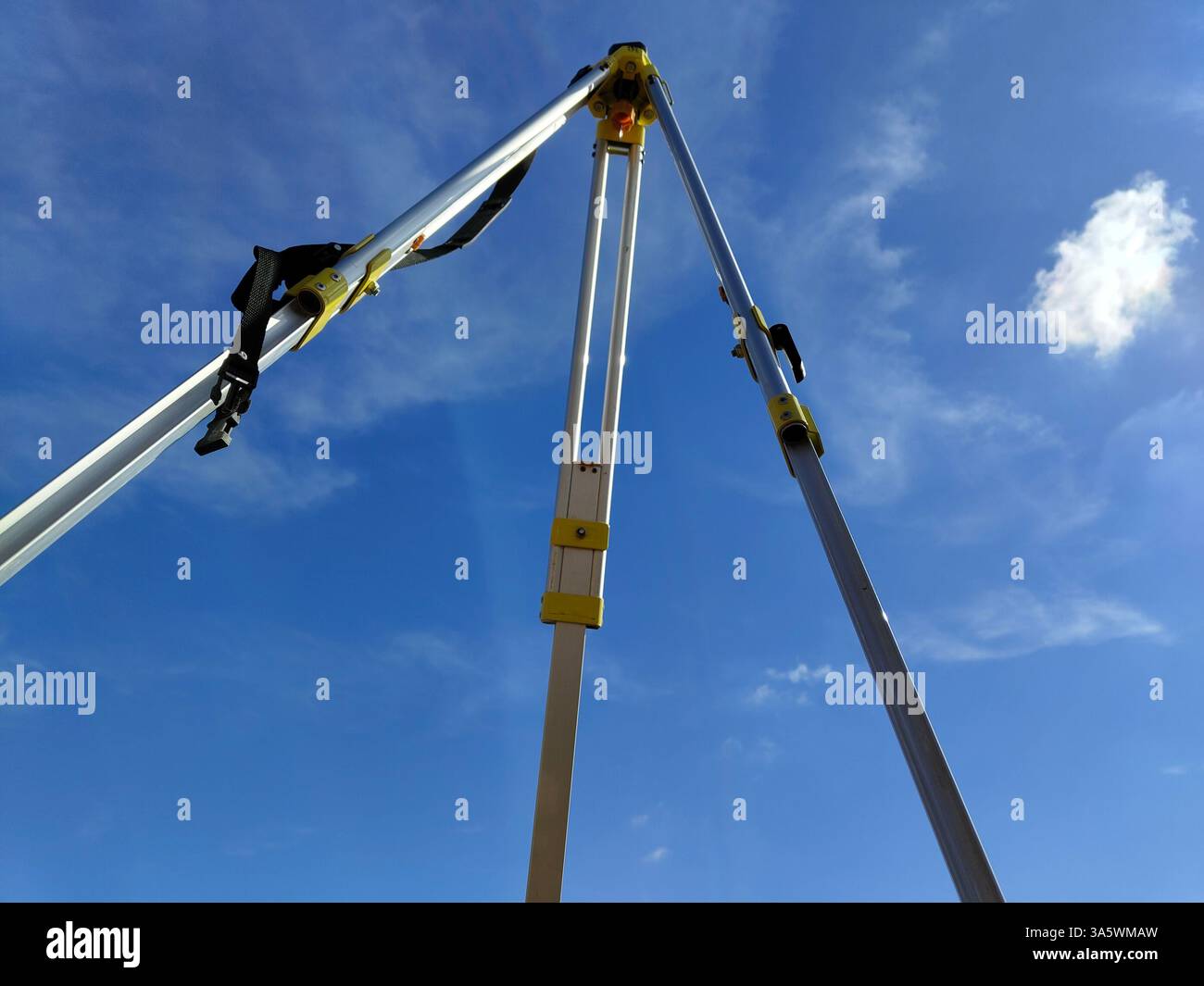 Treppiede contro il cielo blu in una giornata di sole. Foto Stock