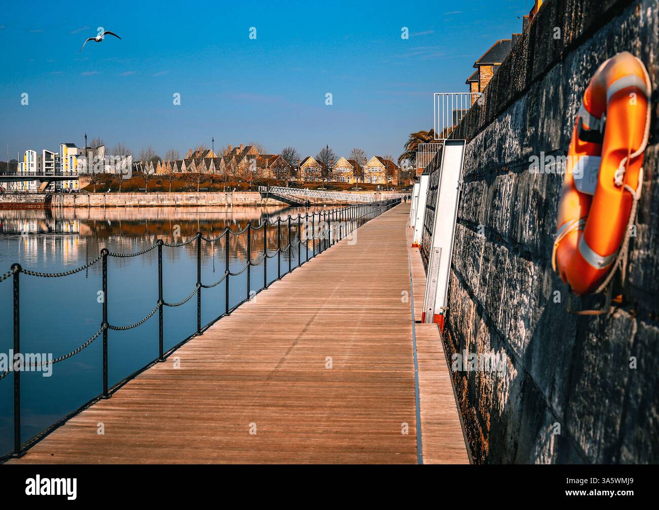 Moderne proprietà e appartamenti sul lungomare che circondano il porticciolo di Chatham Maritime, vicino al porto storico e alle aree di bellezza naturale intorno a Medway Foto Stock