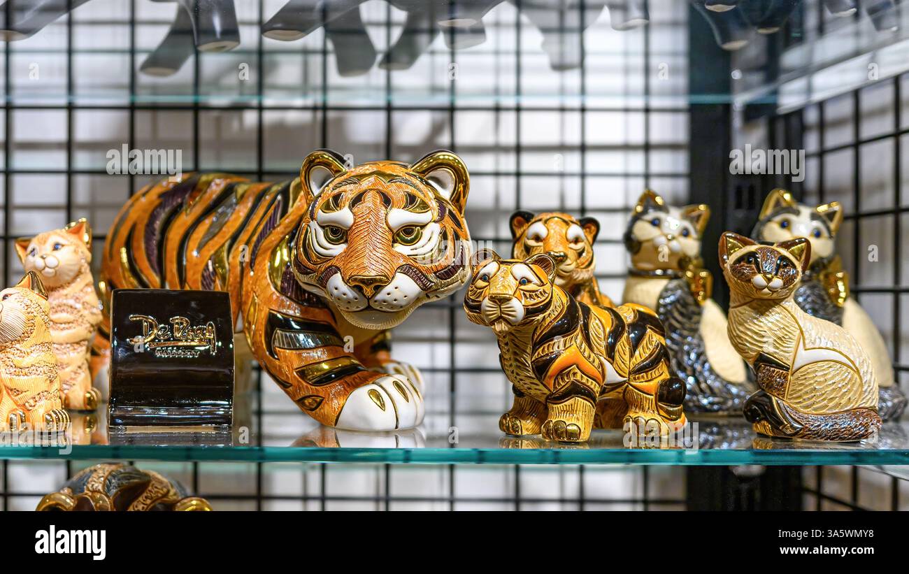 Souvenir a tema animale in vendita in un negozio di articoli da regalo. Foto Stock