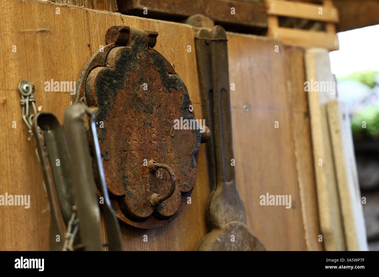 Bauernhof 22.03.2025, Kromsdorf, alte Landmaschinen werden neben dem Schloss auf einem Bauernhof ausgestellt im Bild: historisches Waffeleisen **** Fattoria 22 03 2025, Kromsdorf, accanto al castello sono esposti vecchi macchinari agricoli in una fattoria nel quadro storico cialde di ferro Foto Stock