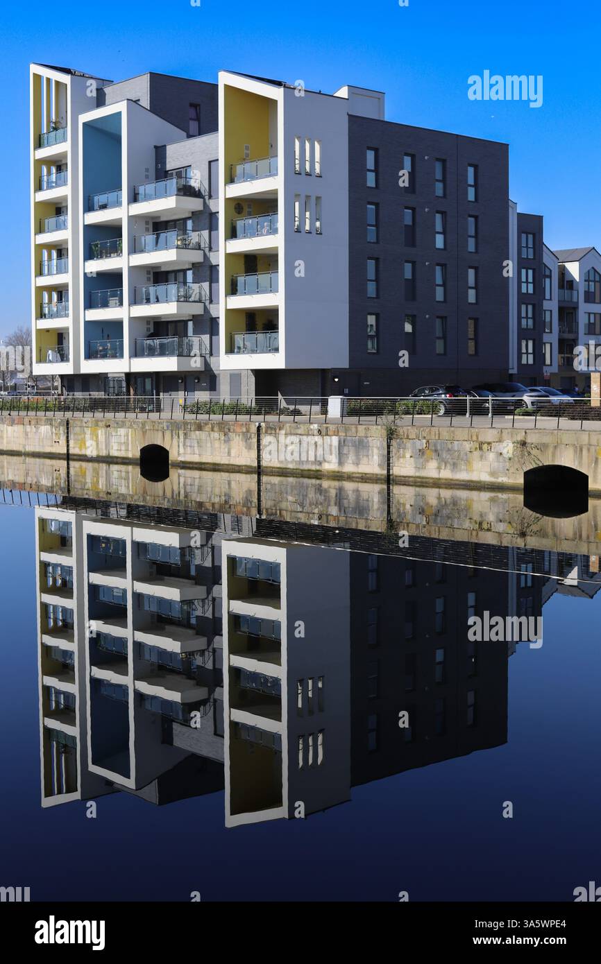 Moderne proprietà e appartamenti sul lungomare che circondano il porticciolo di Chatham Maritime, vicino al porto storico e alle aree di bellezza naturale intorno a Medway Foto Stock