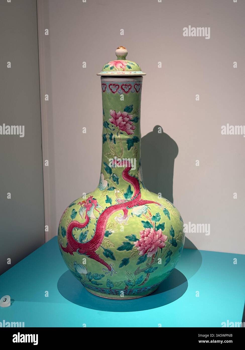 Nyonyaware kamcheng con disegno di drago e peonia. Il vaso ha uno sfondo verde con motivi di drago rosso. Foto Stock