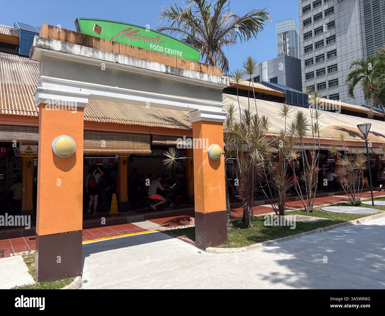 Maxwell food Center, un'area ristoro all'aperto a Singapore, popolare per la cucina locale. Foto Stock