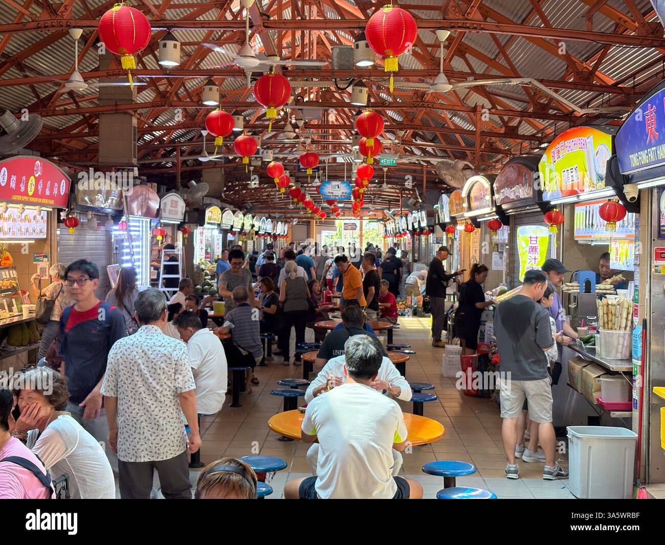 Maxwell Food Center a Singapore con molte bancarelle di cibo e gente a Chinatown. La testa e' decorata con lanterne rosse cinesi. Foto Stock
