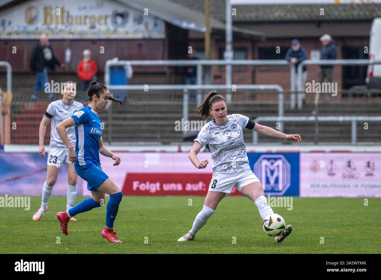Maren Weingarz (8 Andernach) Spielt den Ball. Foto Stock
