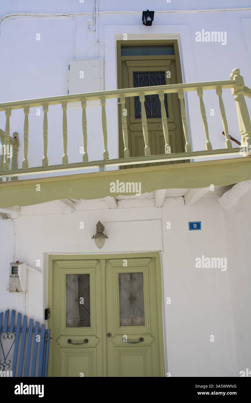 Porte colorate del torrente a Parikia, capitale dell'isola di Paros, Mar Egeo, europa meridionale. Foto Stock