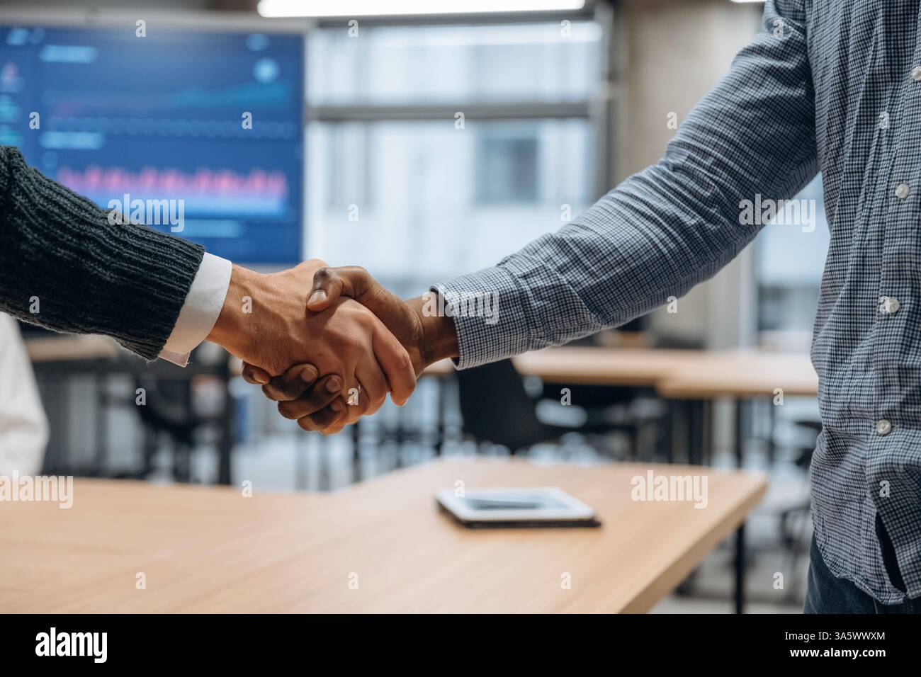 Vista ravvicinata della stretta di mano tra due partner commerciali in ufficio. Foto Stock