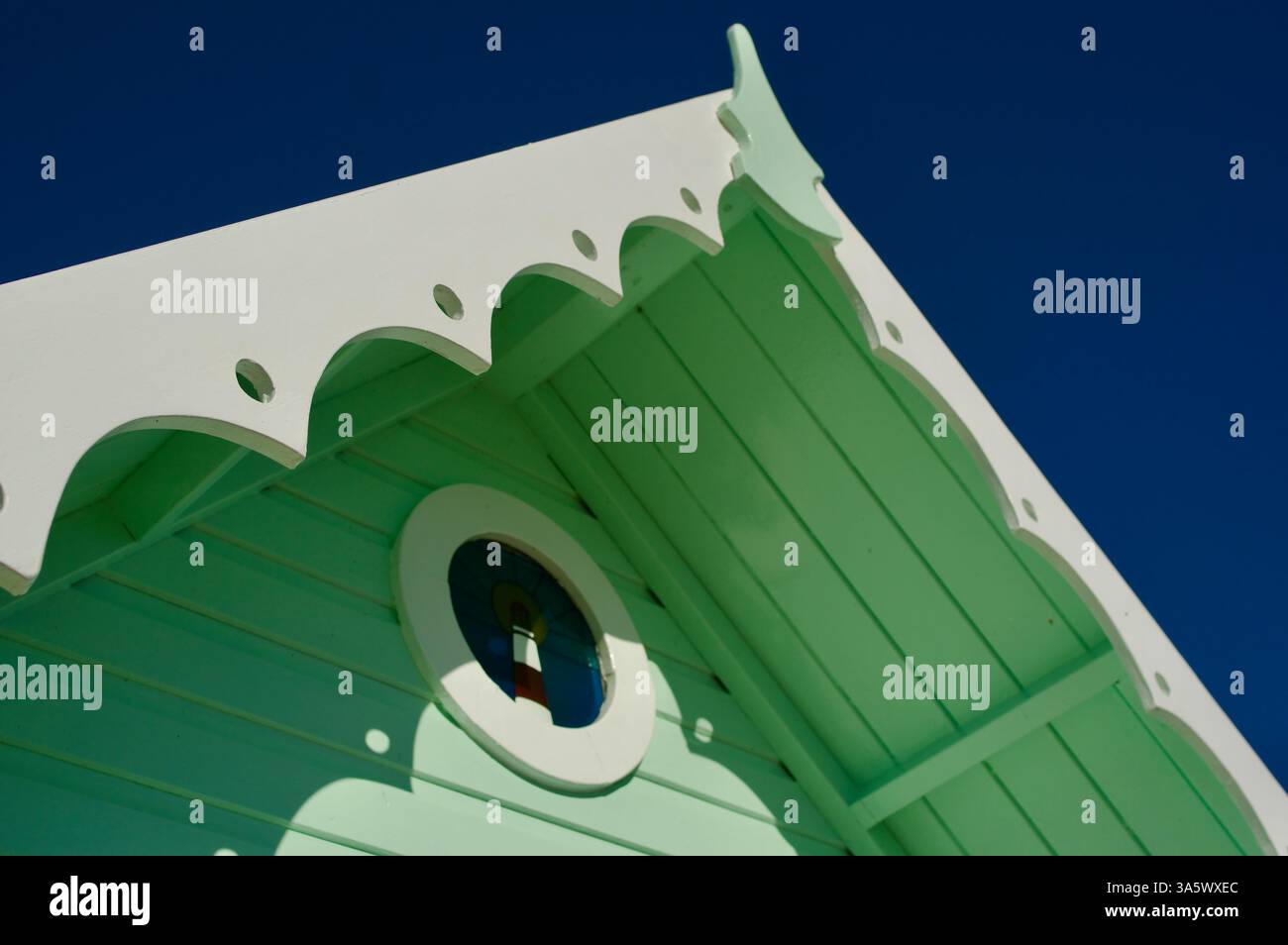 Tetto in legno Vintage Green con finiture decorative e sfondo Blue Sky Foto Stock