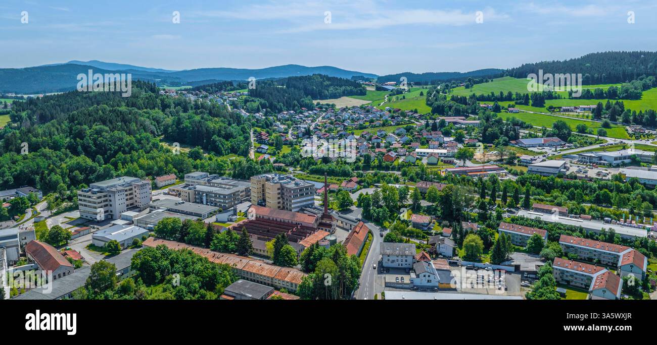 Der Luftkurort Regen im Bayerischen Wald aus der Vogelperspektive Sommer im Bayerwald rund um den Kurpark am und in der Stadt Rege Regen Kurpark Bayer Foto Stock