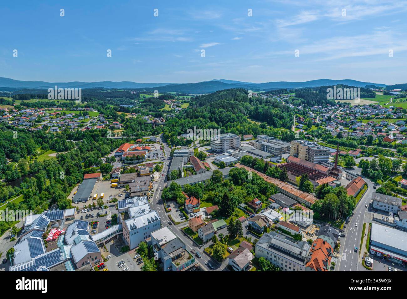 Der Luftkurort Regen im Bayerischen Wald aus der Vogelperspektive Sommer im Bayerwald rund um den Kurpark am und in der Stadt Rege Regen Kurpark Bayer Foto Stock