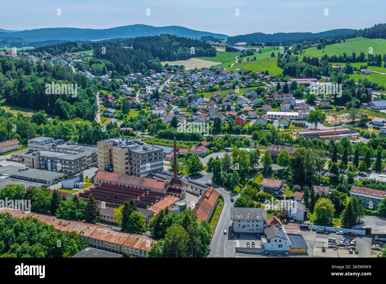 Der Luftkurort Regen im Bayerischen Wald aus der Vogelperspektive Sommer im Bayerwald rund um den Kurpark am und in der Stadt Rege Regen Kurpark Bayer Foto Stock