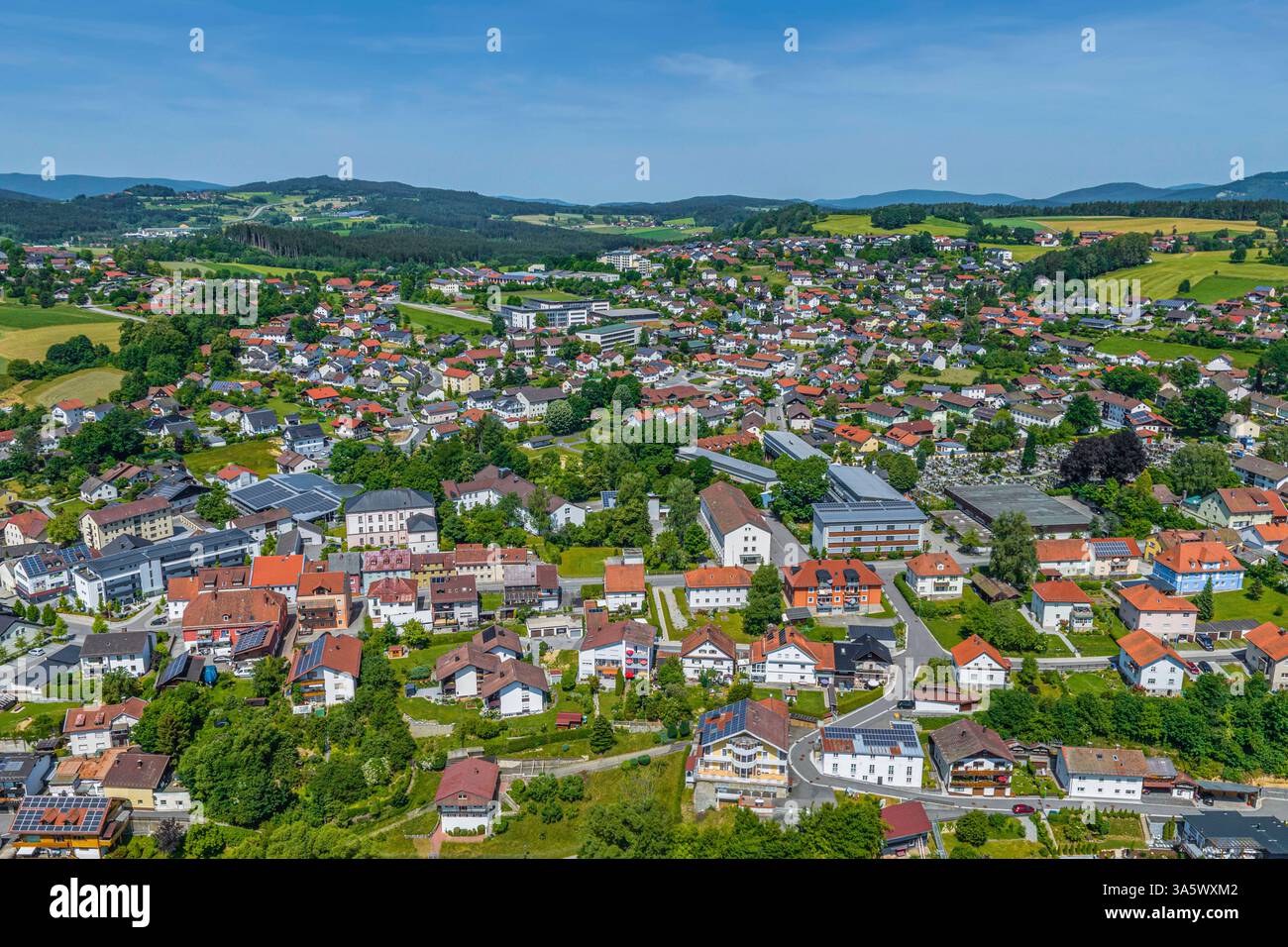 Der Luftkurort Regen im Bayerischen Wald aus der Vogelperspektive Sommer im Bayerwald rund um den Kurpark am und in der Stadt Rege Regen Kurpark Bayer Foto Stock