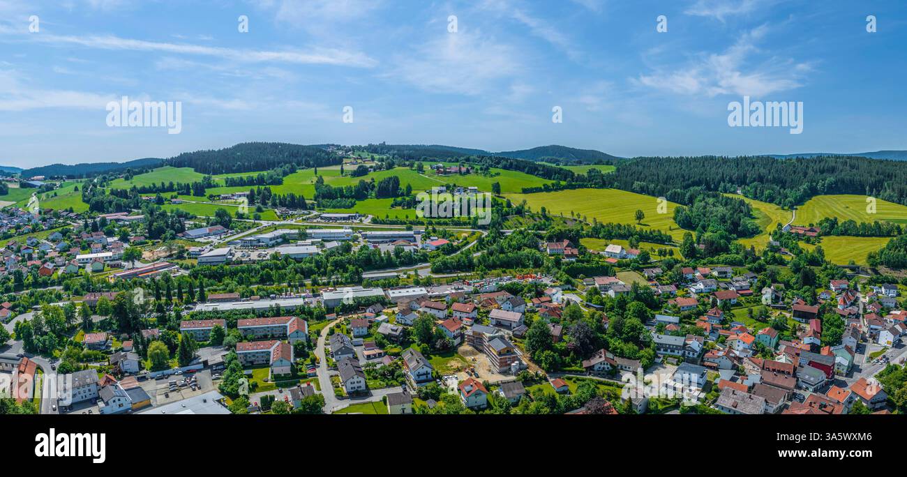 Der Luftkurort Regen im Bayerischen Wald aus der Vogelperspektive Sommer im Bayerwald rund um den Kurpark am und in der Stadt Rege Regen Kurpark Bayer Foto Stock