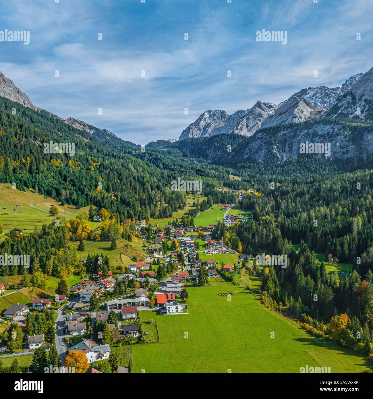 Die Region Ehrwald im Tiroler Ausserfern aus der Vogelperspektive Herbstliche Stimmung rund um Ehrwald in Tirol am Fuß der Zugspi Ehrwald Tirol Österr Foto Stock