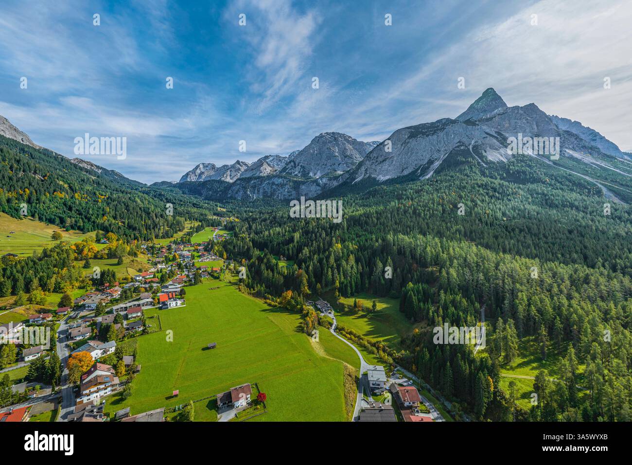 Die Region Ehrwald im Tiroler Ausserfern aus der Vogelperspektive Herbstliche Stimmung rund um Ehrwald in Tirol am Fuß der Zugspi Ehrwald Tirol Österr Foto Stock