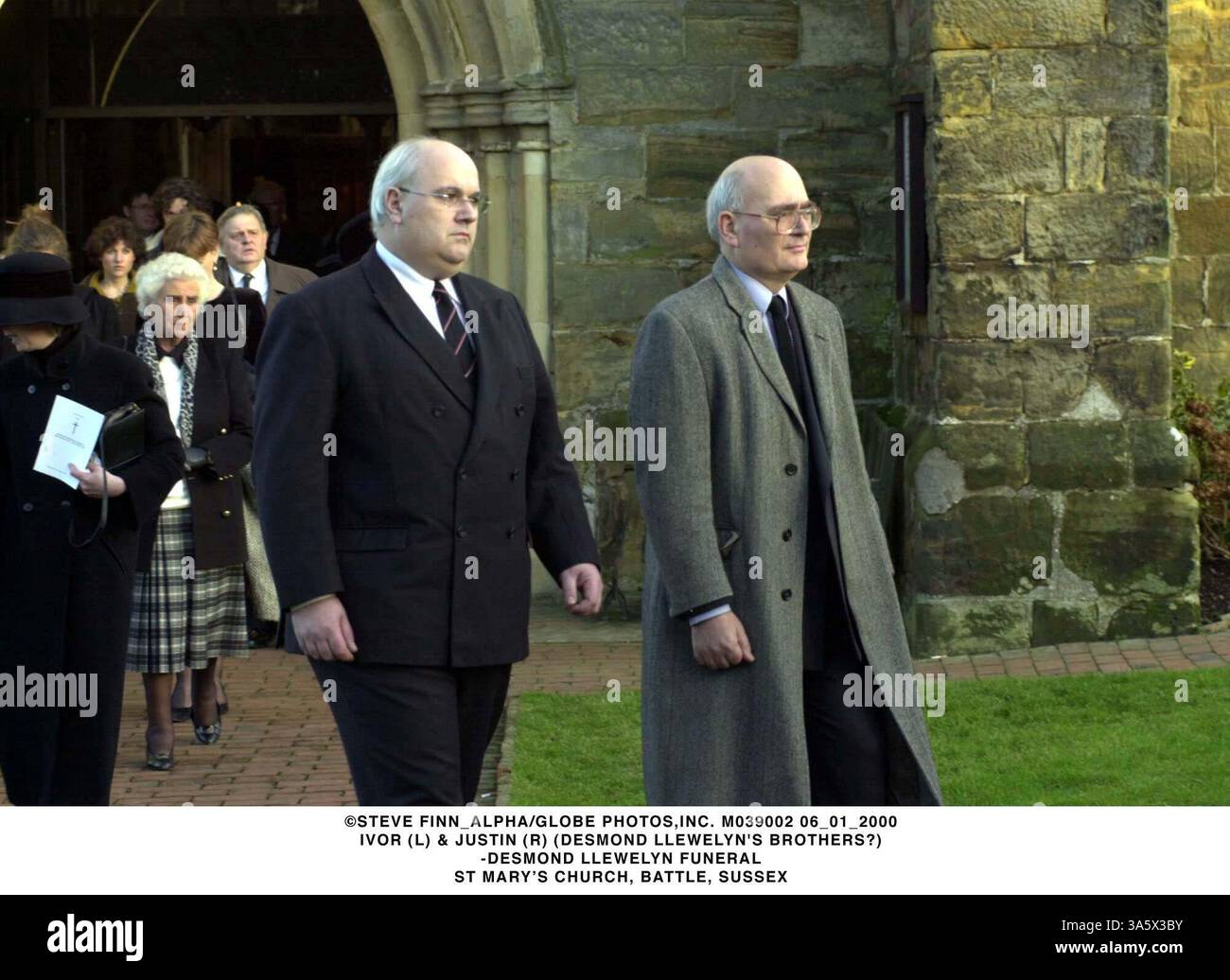 6 GENNAIO 2000 - BATTAGLIA, SUSSEX, GRAN BRETAGNA - Â©STEVE FINN ALPHA/ M039002 06 01 2000.IVOR (L) & JUSTIN (R) (FRATELLI DI DESMOND LLEWELYN?).-DESMOND LLEWELYN FUNERALE. CHIESA DI SAN MARYÃS, BATTAGLIA, SUSSEX (immagine di credito: © Globe Photos/ZUMAPRESS.com) Foto Stock