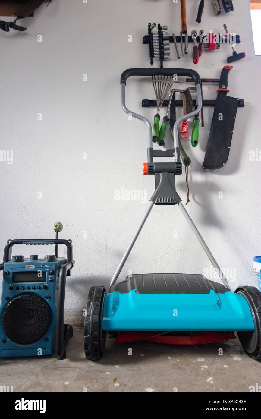 Utensili e attrezzature ordinatamente organizzati in un garage, che presenta uno spazio di lavoro ordinato e funzionale per gli appassionati di manutenzione domestica. Foto Stock
