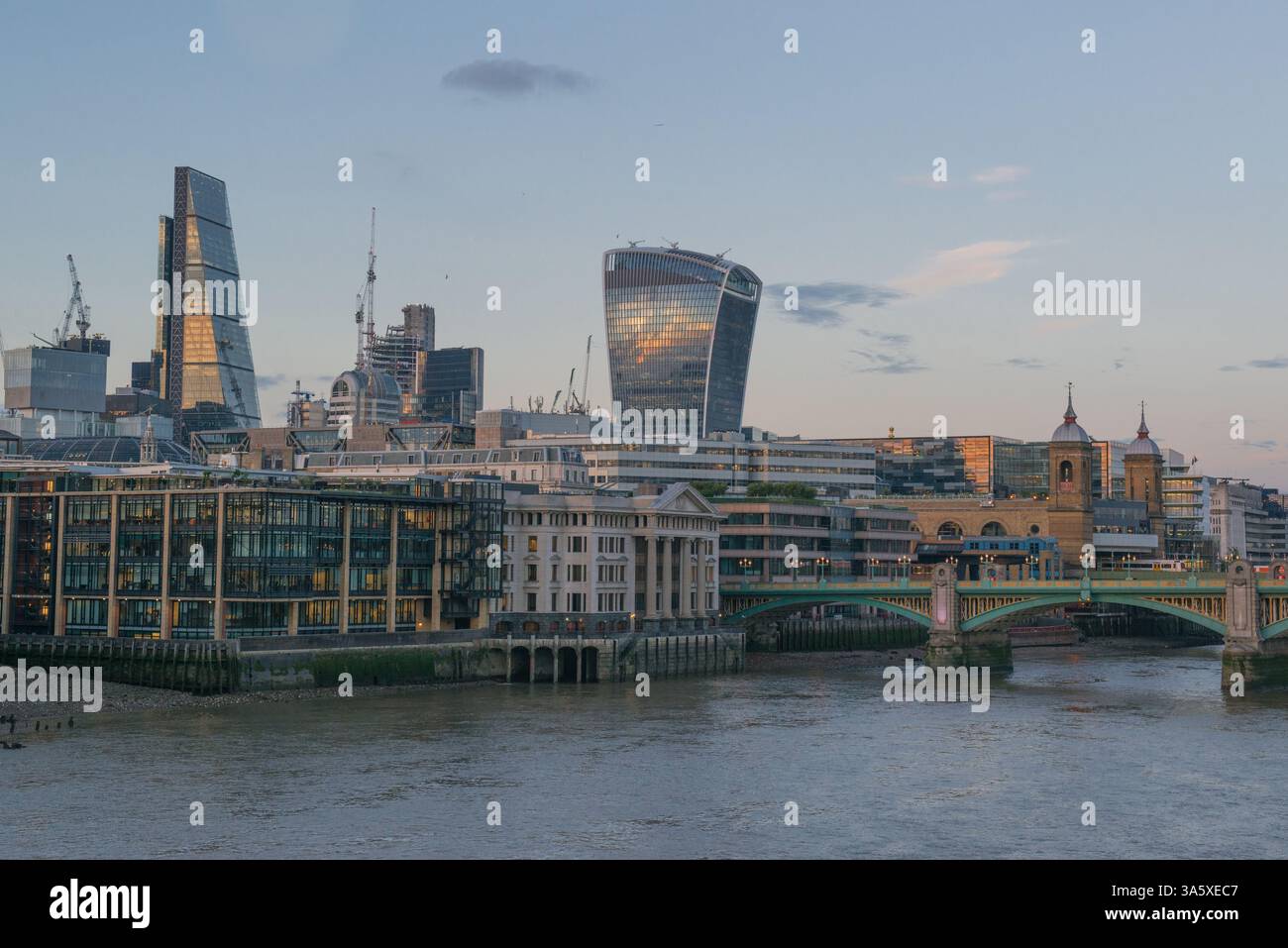 Vista sul Tamigi, verso 20 Fenchurch Street a Londra, meglio conosciuta come il «Walkie Talkie». Foto Stock Vista sul Tamigi, verso 20 Fenchurch Street a Londra, meglio conosciuta come il «Walkie Talkie». Foto Stock
