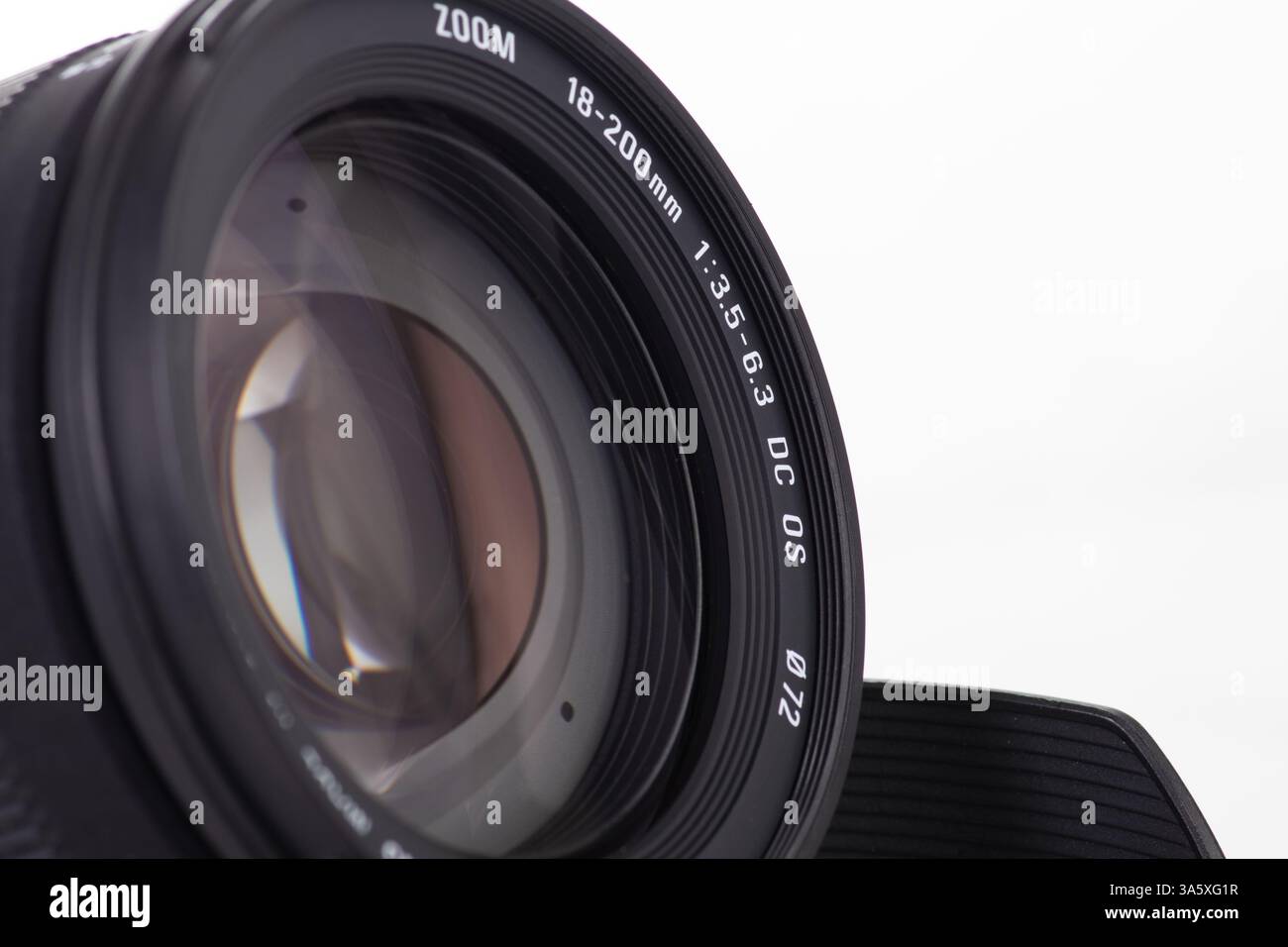 Foto ravvicinata che mostra la natura complessa dell'obiettivo di una fotocamera, illustrandone l'ingegneria e l'elevata qualità ottica, su sfondo bianco Foto Stock