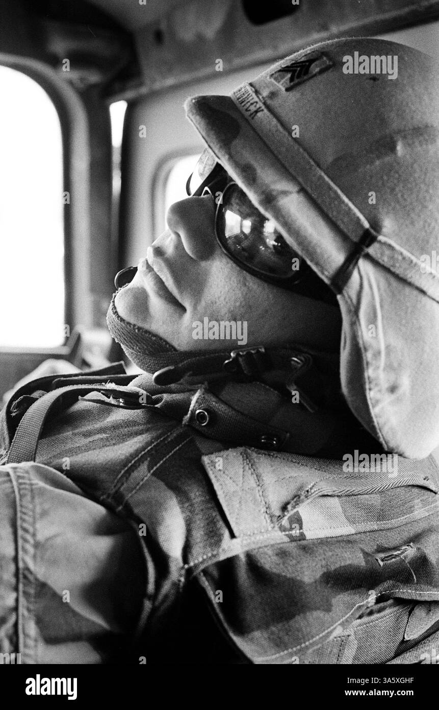 25 maggio 2004; Qayarrah, IRAQ; sergente FRED MINNICK, reporter e fotografo degli affari pubblici dell'esercito americano, in viaggio verso la base dell'esercito Q-West vicino a Qayarrah, Iraq, per aiutare ad addestrare l'ICDC. Il corpo di difesa civile iracheno è un esercito americano addestrato per la sicurezza interna. Foto Stock