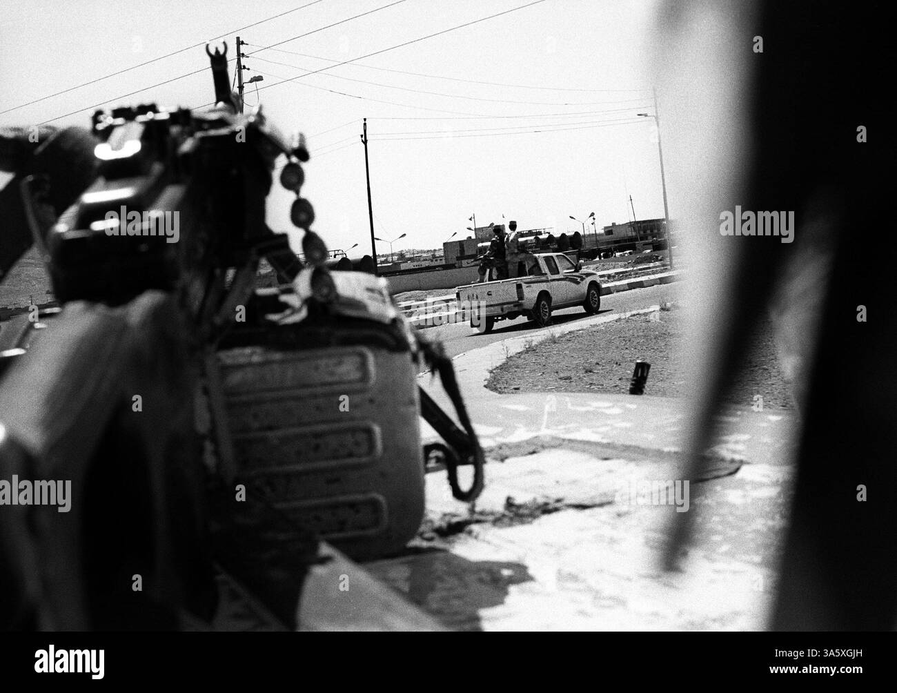 25 maggio 2004; Makhmour, IRAQ; Una mitragliatrice BKC di fabbricazione russa è l'arma montata standard sul retro dei pick-up camion utilizzati dalla polizia irachena e dal corpo di difesa civile iracheno. Il corpo di difesa civile iracheno è un esercito americano addestrato per la sicurezza interna. Foto Stock