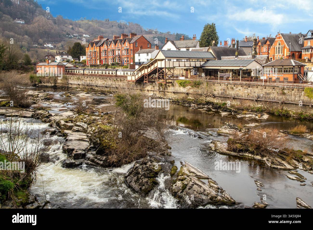 Treno nella stazione di Llangollen, Denbighshire, Galles del Nord, lungo il fiume Dee durante l'inverno Foto Stock