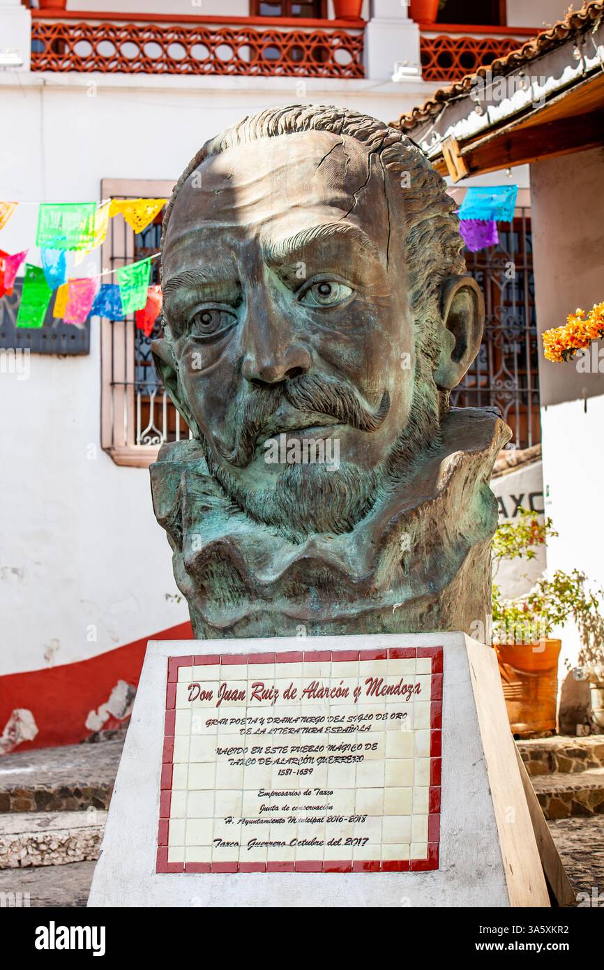 Taxco, Messico - 18 novembre 2024: Il poeta e drammaturgo Juan Ruiz de Alarcon busto nella magica città di Taxco. Foto Stock