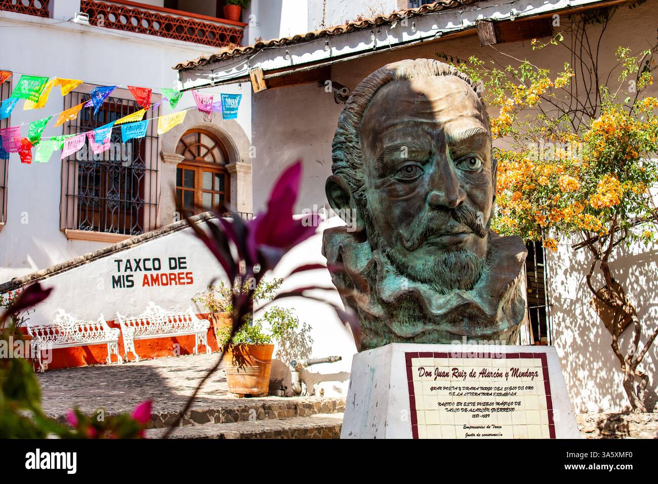 Taxco, Messico - 18 novembre 2024: Il poeta e drammaturgo Juan Ruiz de Alarcon busto nella magica città di Taxco. Foto Stock