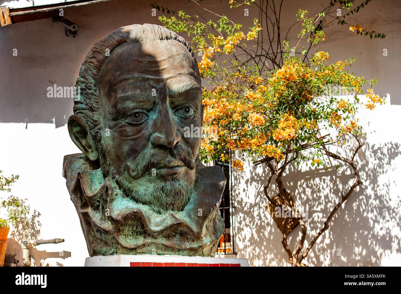 Taxco, Messico - 18 novembre 2024: Il poeta e drammaturgo Juan Ruiz de Alarcon busto nella magica città di Taxco. Foto Stock