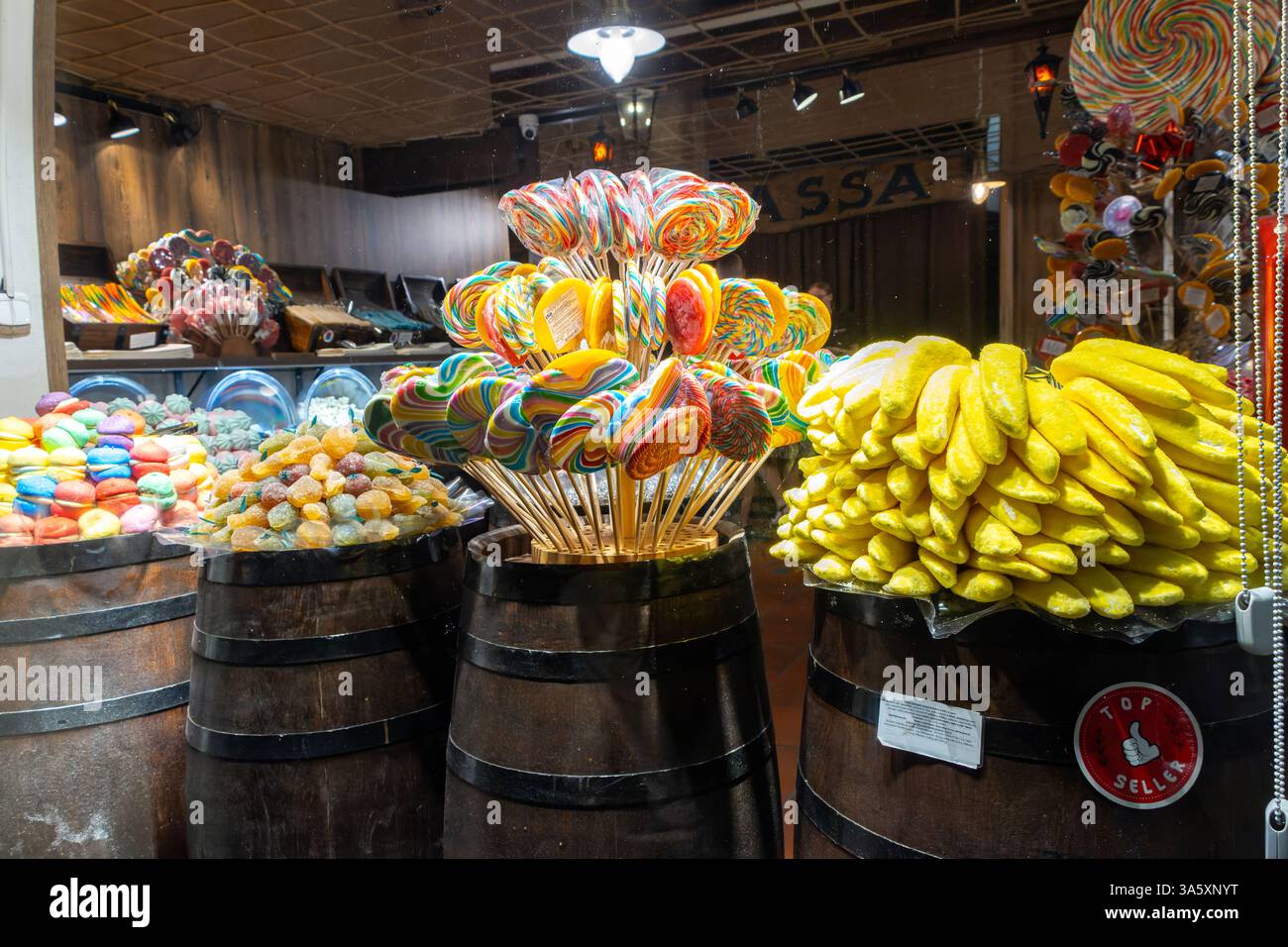 Ottima scelta di dolci colorati e caramelle al cioccolato in vendita presso la vetrina del negozio di Praga, Repubblica Ceca Foto Stock