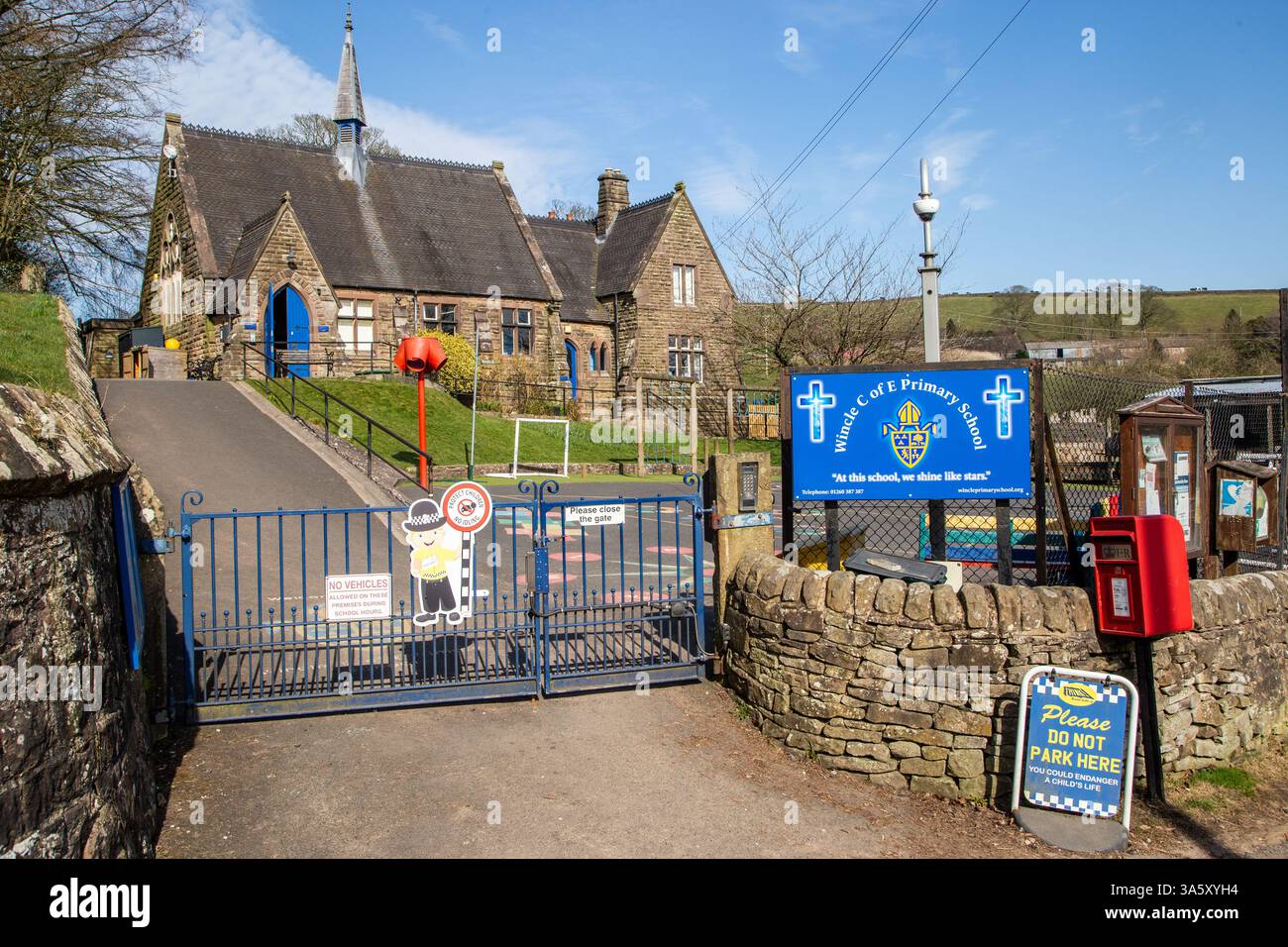Wincle , Chiesa d'Inghilterra Scuola elementare nel villaggio rurale di Wincle, Cheshire, inghilterra, in un tradizionale edificio scolastico Foto Stock