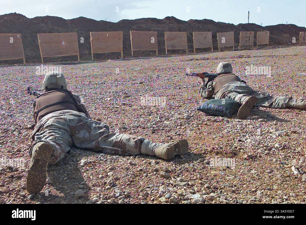 17 novembre 2004; FOB Kalsu, Iraq; soldati della Guardia Nazionale irachena provarono a sparare fucili AK-47 che impararono a riparare durante una classe di familiarizzazione delle armi e manutenzione preventiva data dalla 24th Marine Expeditionary Unit novembre 17-18 presso Forward Operating base Kalsu, Iraq. Durante la classe, due soldati dell'ING e due agenti di polizia della polizia irachena impararono a rompere, mettere insieme e identificare i problemi del fucile AK-47, della mitragliatrice leggera RPK e della macchina media PKC. Il 24° MEU continua a condurre operazioni di sicurezza e stabilità nella provincia settentrionale di Babil. Foto Stock