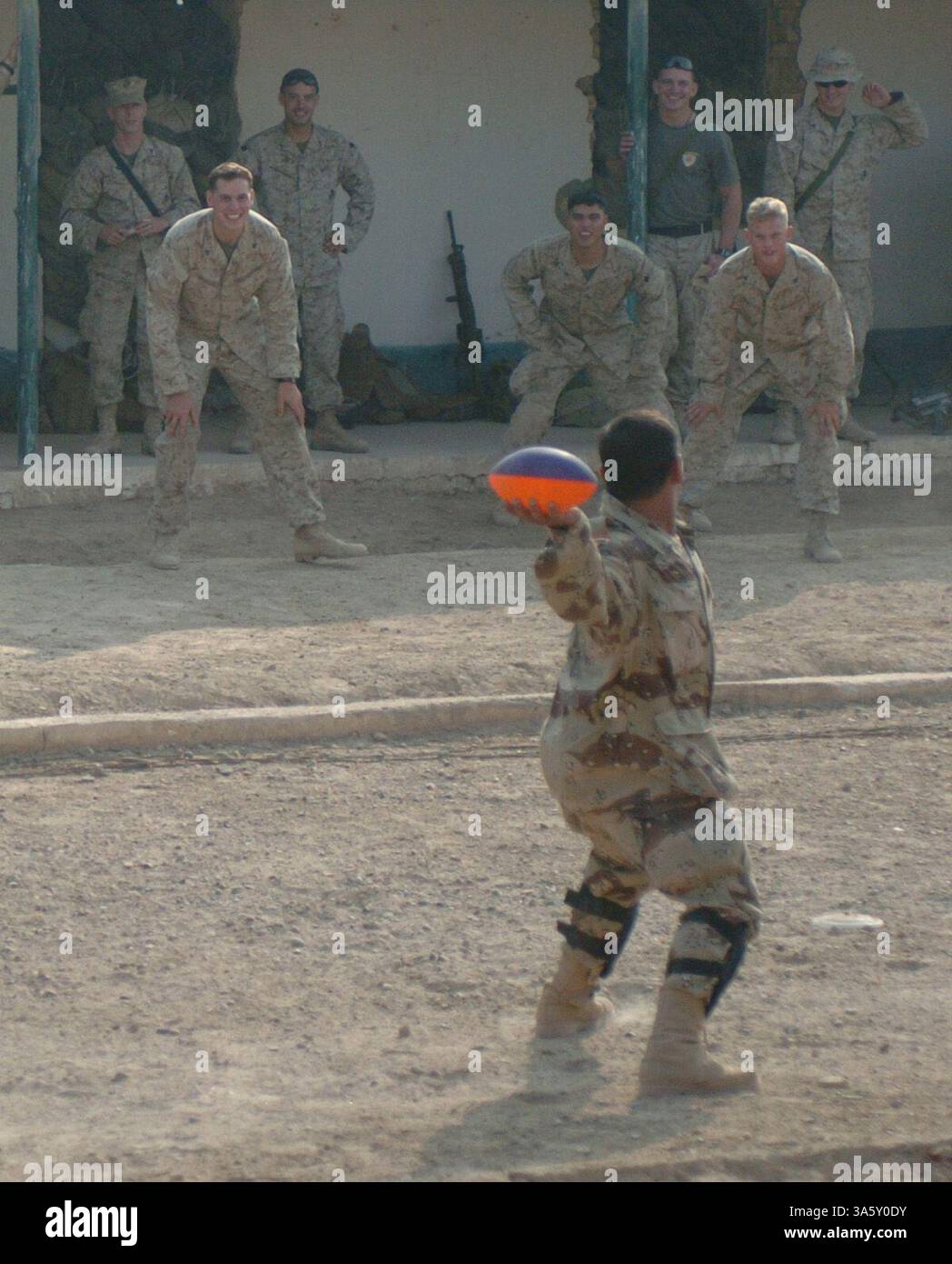 17 novembre 2004; Camp Fallujah, Iraq; Un giocatore di dodgeball con 3rd Company, 5th Battalion, 3rd Brigade Iraqi Army si aggira per eliminare uno dei tre Marines rimasti nel loro pick-up di dodgeball. Foto Stock