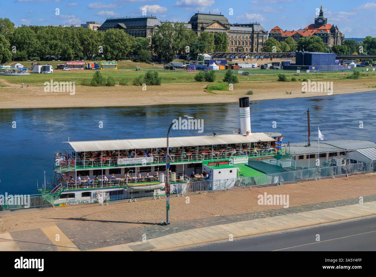 Dresda, Germania. Il piroscafo a pale PD Dresden della Sachsische Dampfschifffahrt sul fiume Elba a Dresda. Dresda ha la più antica flotta di attiv Foto Stock