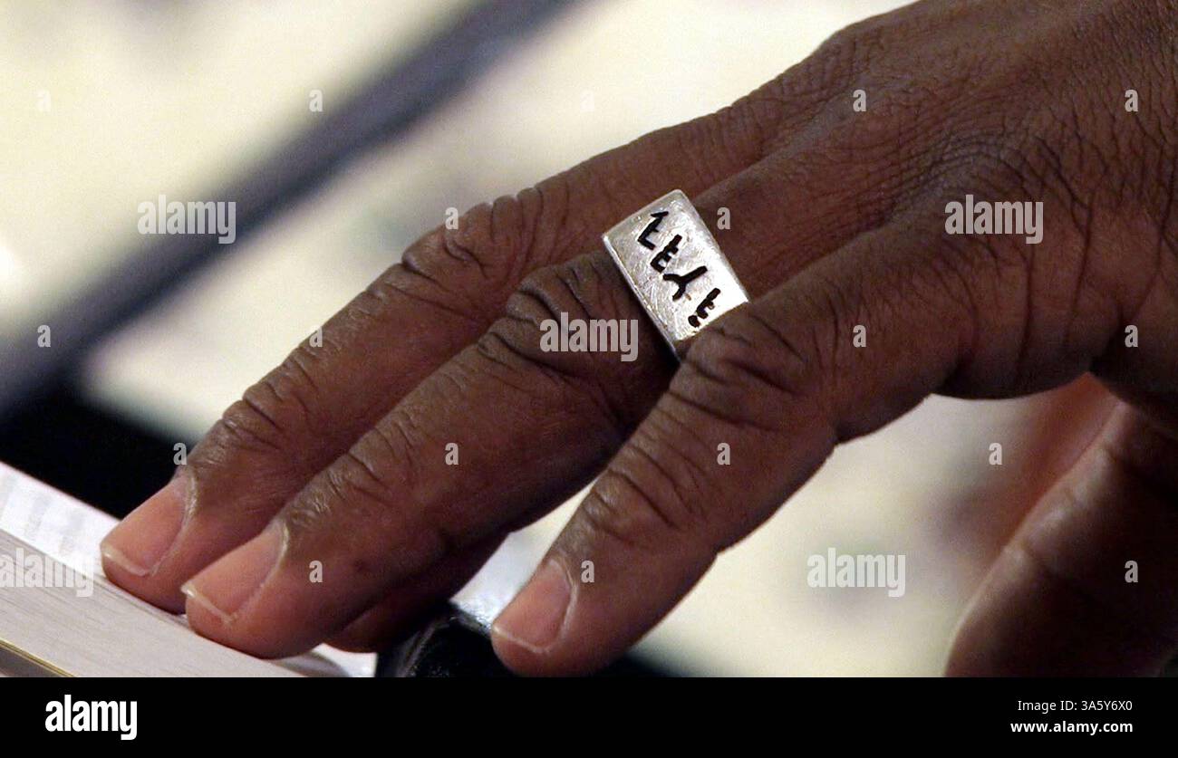 5 gennaio 2008 - in questo video ancora, il nome di Dio, o Yahweh, è scritto in ebraico sul ring di Phillip Matthews, che è un leader spirituale della nuova comunità ebraica nera del Cairo. (Robert Cohen/St Louis Post-Dispatch/MCT) (immagine di credito: © Robert Cohen/MCT/ZUMAPRESS.com) Foto Stock