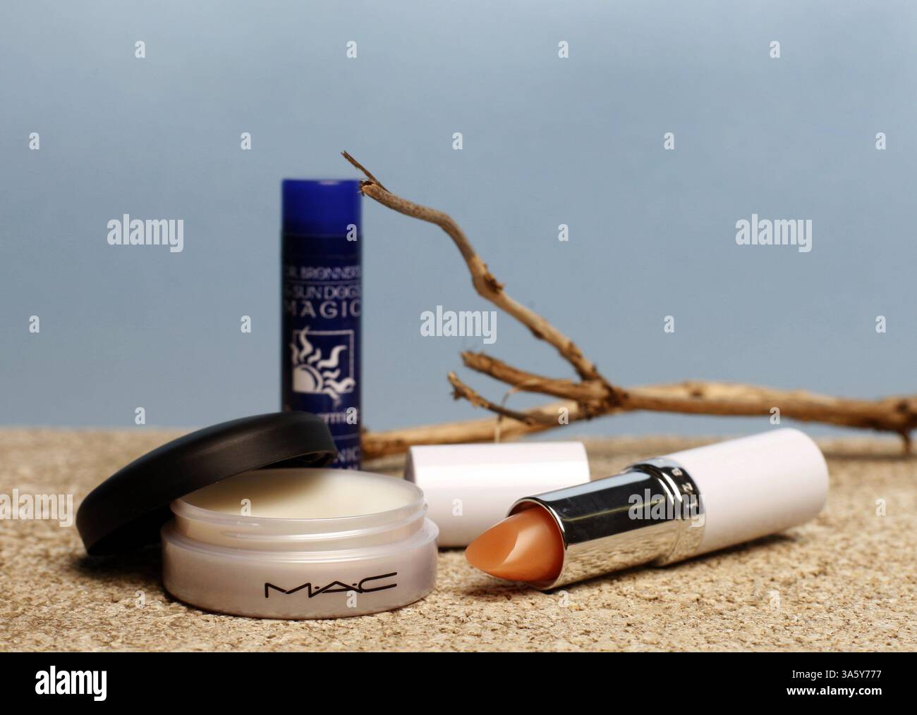 7 gennaio 2008 - per le labbra, in senso orario dall'alto: Il balsamo organico del Dr. Bronner e Sun Dog's Magic, Elizabeth Arden Eight Hour Cream Lip Protectant Stick SPF 15, il balsamo per labbra MAC SPF 15. (Jill Johnson/Fort Worth Star-Telegram/MCT) (immagine di credito: © Jill Johnson/MCT/ZUMAPRESS.com) Foto Stock