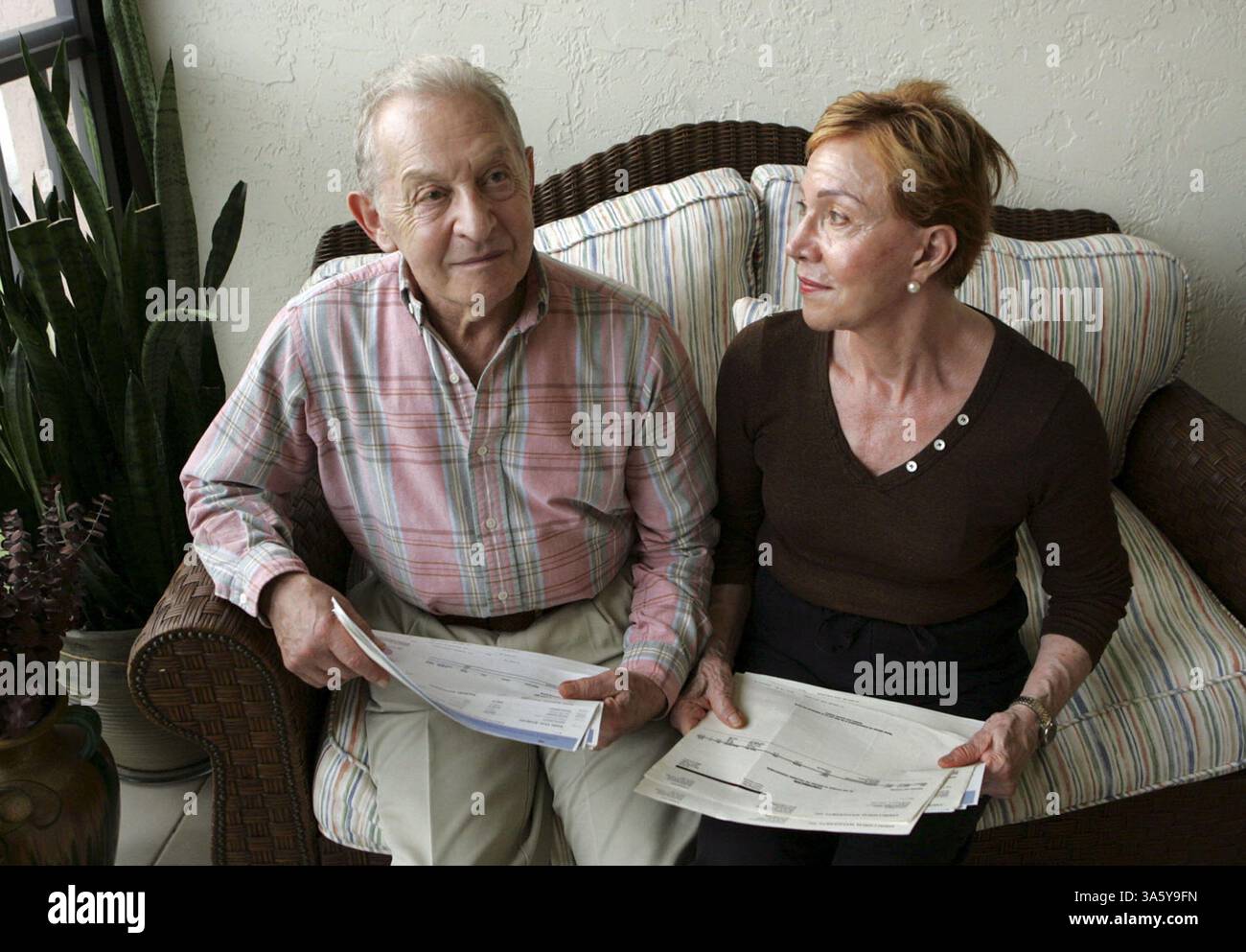 23 gennaio 2008 - Henry, Left e Rosalind Drabin detengono un bilancio che mostra le loro perdite nella loro casa di Delray Beach, Florida, 23 gennaio 2008. I Drabins hanno detto che l'agente di borsa Gary Gross e' costato loro mezzo milione di dollari. (Candace West/Miami Herald/MCT) (immagine di credito: © Candace West/MCT/ZUMAPRESS.com) Foto Stock