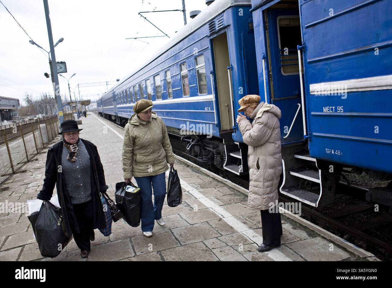 14 marzo 2008 - le donne bielorusse contrabbandano abbigliamento indossando strati aggiuntivi e trasportando quanto più consentito su un treno diretto in Bielorussia a Terespol, Polonia, il 14 marzo 2008. Solo tre capi di abbigliamento nuovi potevano essere importati per viaggio, quindi le donne indossavano il resto. (Jan Brykczynski/Chicago Tribune/MCT) (immagine di credito: © Jan Brykczynski/MCT/ZUMAPRESS.com) Foto Stock