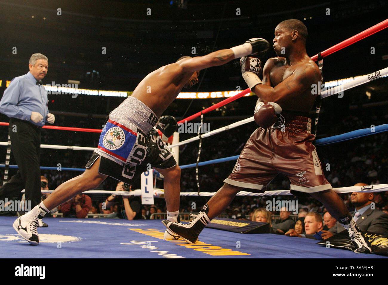 27 marzo 2008 - Verno Phillips (a sinistra) raggiunge la fine dell'estensione del braccio poco prima del viso di Cory Spinks durante l'incontro per il titolo IBF Junior Middleweight Championship allo Scottrade Center di St. Louis, Missouri, giovedì 27 marzo 2008. (Chris Lee/St Louis Post-Dispatch/MCT) (immagine di credito: © Chris Lee/MCT/ZUMAPRESS.com) Foto Stock