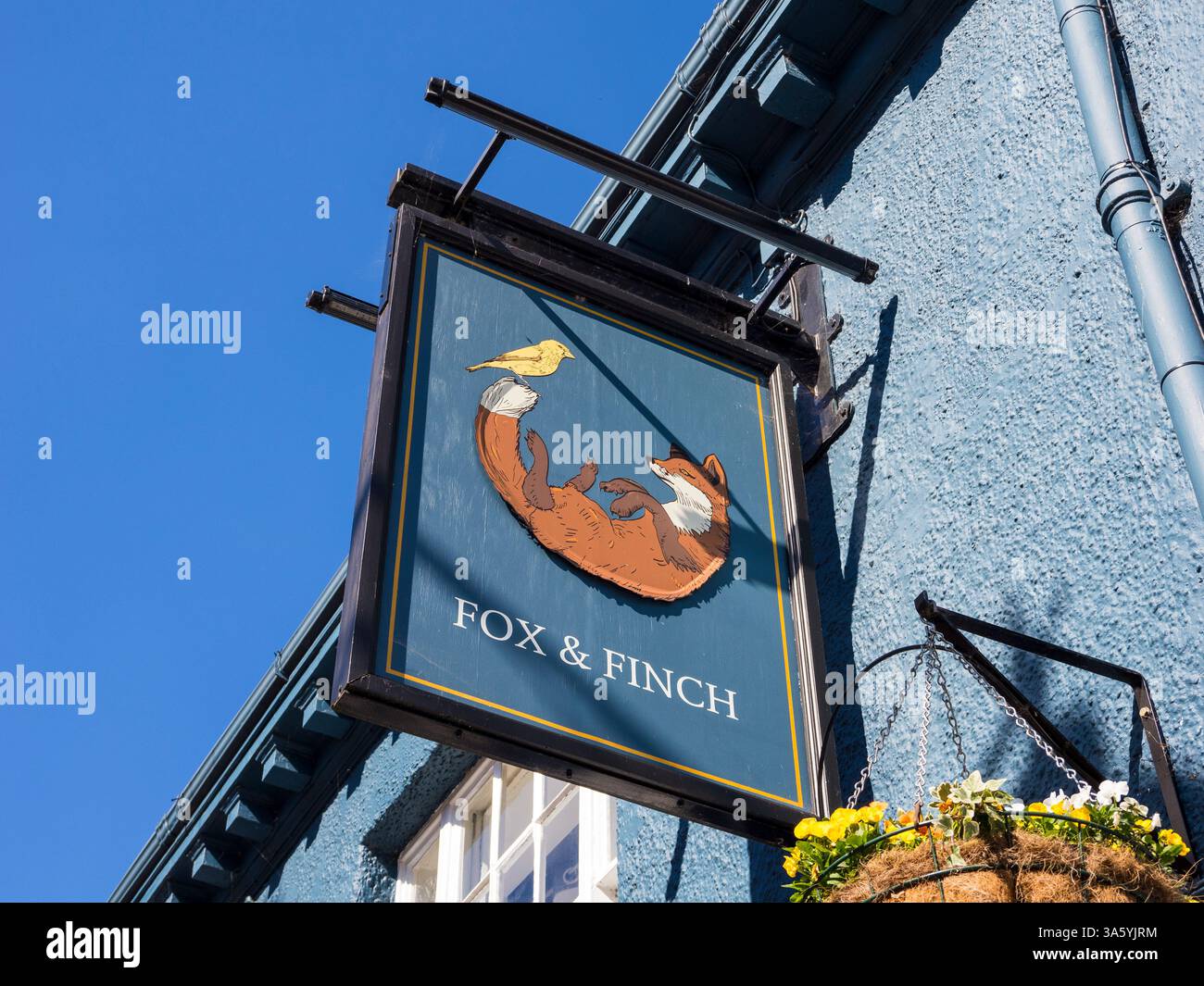 Fox and Finch Pub, ex School, ex Odd Fellows Hall, ex Prison, Ex Courthouse, Godalming, Surrey, Inghilterra, Regno Unito, Gran Bretagna. Foto Stock