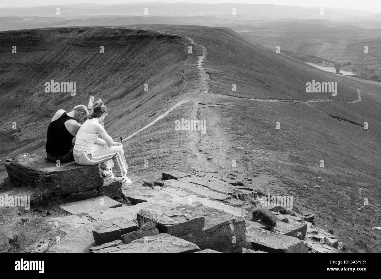 GIOVANE COPPIA, FAN DI PEN Y, GENTE DEL POSTO, TURISTI, ESCURSIONISTI, ARCHIVIO, 2002: le persone locali si mescolano con i turisti sulla cima della montagna Pen Y fan nel Brecon Beacons, Galles, Regno Unito il 2002 settembre. Foto: Rob Watkins. INFORMAZIONI: PEN Y fan, la vetta più alta del Galles del Sud (e quindi del Regno Unito meridionale), si trova a 886 metri nel Brecon Beacons National Park. Popolare destinazione escursionistica, offre panorami mozzafiato, sentieri panoramici e un'esperienza gratificante in cima, attirando escursionisti, amanti della natura e fotografi tutto l'anno. Foto Stock