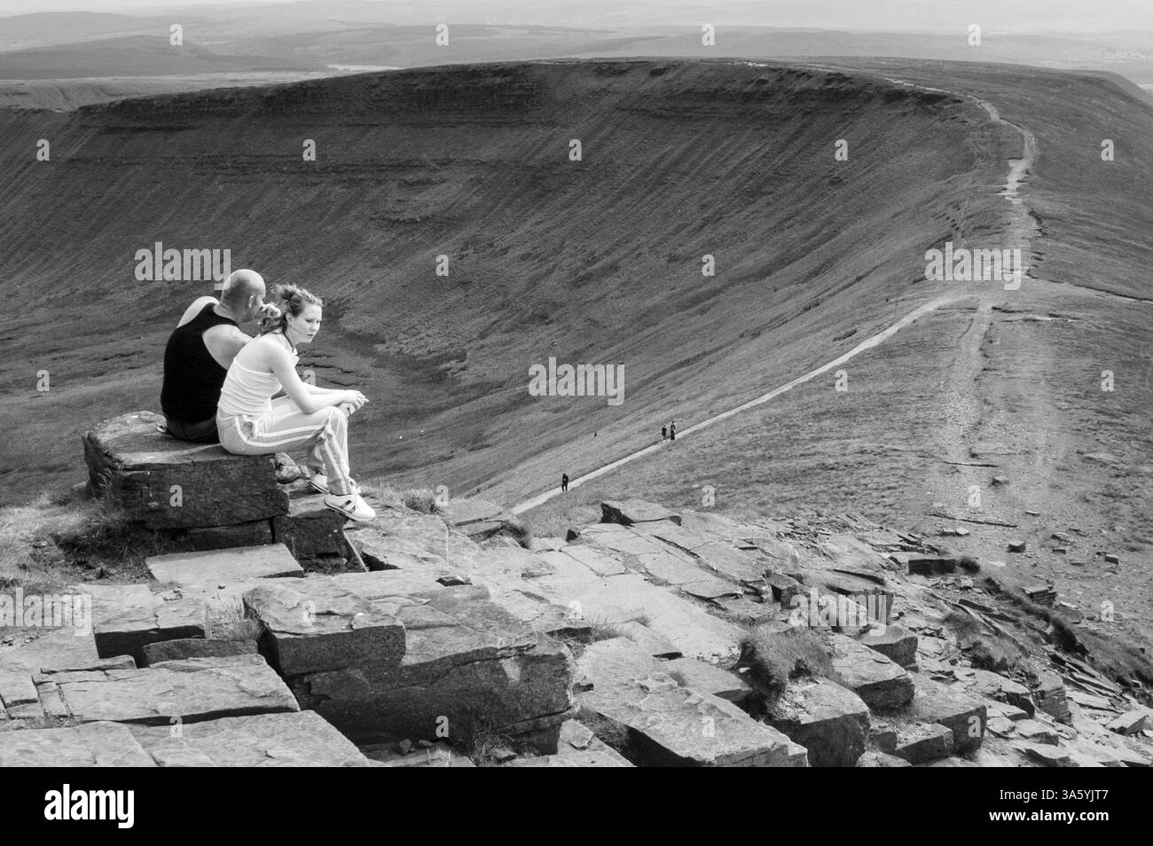 GIOVANE COPPIA, FAN DI PEN Y, GENTE DEL POSTO, TURISTI, ESCURSIONISTI, ARCHIVIO, 2002: le persone locali si mescolano con i turisti sulla cima della montagna Pen Y fan nel Brecon Beacons, Galles, Regno Unito il 2002 settembre. Foto: Rob Watkins. INFORMAZIONI: PEN Y fan, la vetta più alta del Galles del Sud (e quindi del Regno Unito meridionale), si trova a 886 metri nel Brecon Beacons National Park. Popolare destinazione escursionistica, offre panorami mozzafiato, sentieri panoramici e un'esperienza gratificante in cima, attirando escursionisti, amanti della natura e fotografi tutto l'anno. Foto Stock