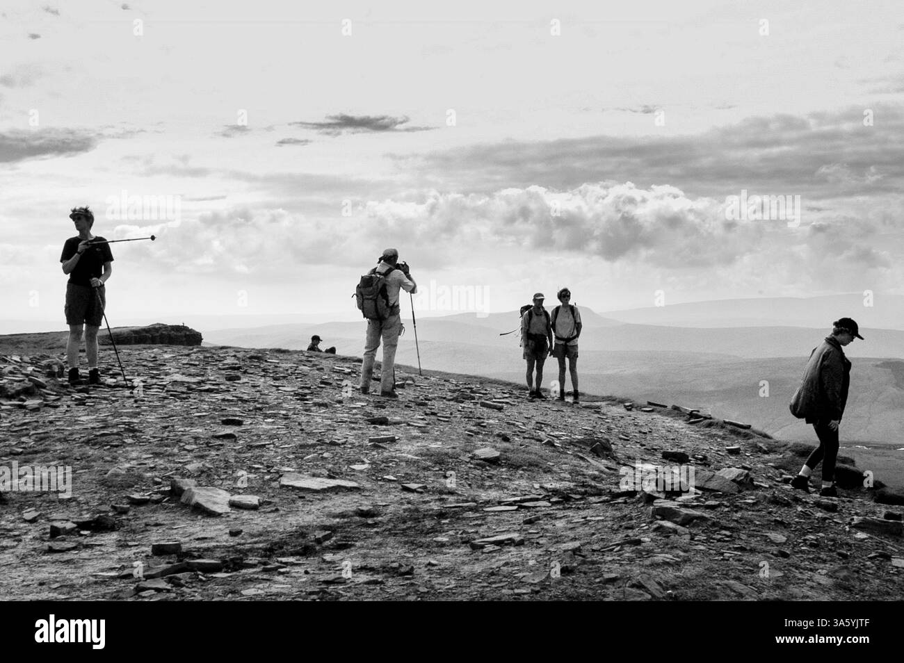 FAN DI PEN Y, GENTE DEL POSTO, TURISTI, ESCURSIONISTI, ARCHIVIO, 2002: le persone locali si mescolano con i turisti sulla cima della montagna Pen Y fan nel Brecon Beacons, Galles, Regno Unito, il 2002 settembre. Foto: Rob Watkins. INFORMAZIONI: PEN Y fan, la vetta più alta del Galles del Sud (e quindi del Regno Unito meridionale), si trova a 886 metri nel Brecon Beacons National Park. Popolare destinazione escursionistica, offre panorami mozzafiato, sentieri panoramici e un'esperienza gratificante in cima, attirando escursionisti, amanti della natura e fotografi tutto l'anno. Foto Stock