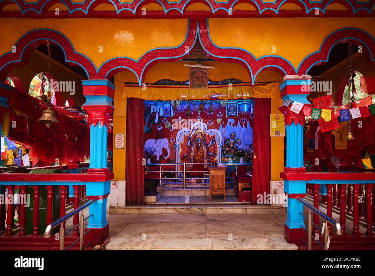 Altare di Kali nel tempio Shri Mahakal nella città di Darjeeling, India Foto Stock