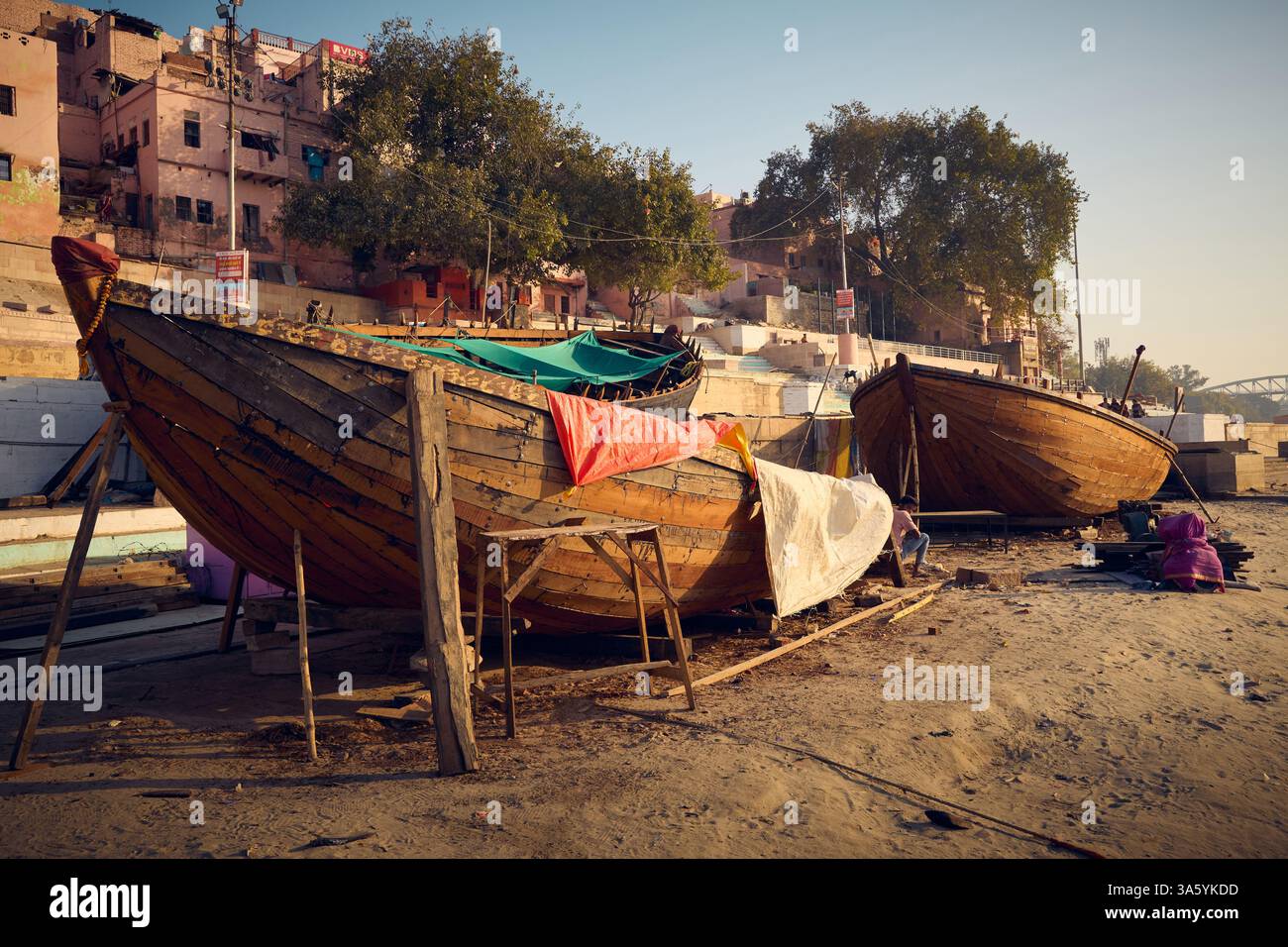 Varanasi, India - 1 marzo 2025: Costruzione di barche a Varanasi, India Foto Stock