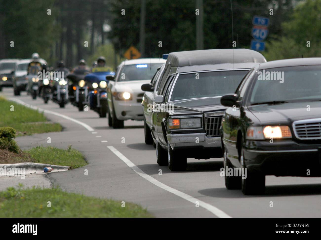 13 aprile 2008 - il corpo di un soldato ucciso Emanuel Pickett di Wallace, Carolina del Nord, è stato trasportato dall'aeroporto internazionale di Raleigh-Durham a una casa funeraria vicino alla sua città natale domenica 13 aprile 2008. Il 34enne staff Sgt. Fu assegnato alla 1132nd Military Police Company della N.C. Army National Guard. (Takaaki Iwabu/Raleigh News & Observer/MCT) (immagine di credito: © Takaaki Iwabu/MCT/ZUMAPRESS.com) Foto Stock