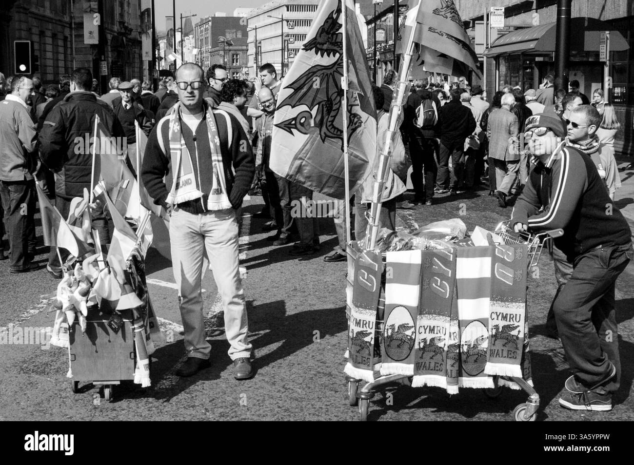 RUGBY FANS, SIX NATIONS, WALES V IRELAND, ARCHIVIO, 2003: Merchandise stalls. Tifosi di rugby nel centro di Cardiff per Galles contro Irlanda nelle sei Nazioni, Cardiff, Galles, Regno Unito il 22 marzo 2003. Figura: Rob Watkins Foto Stock