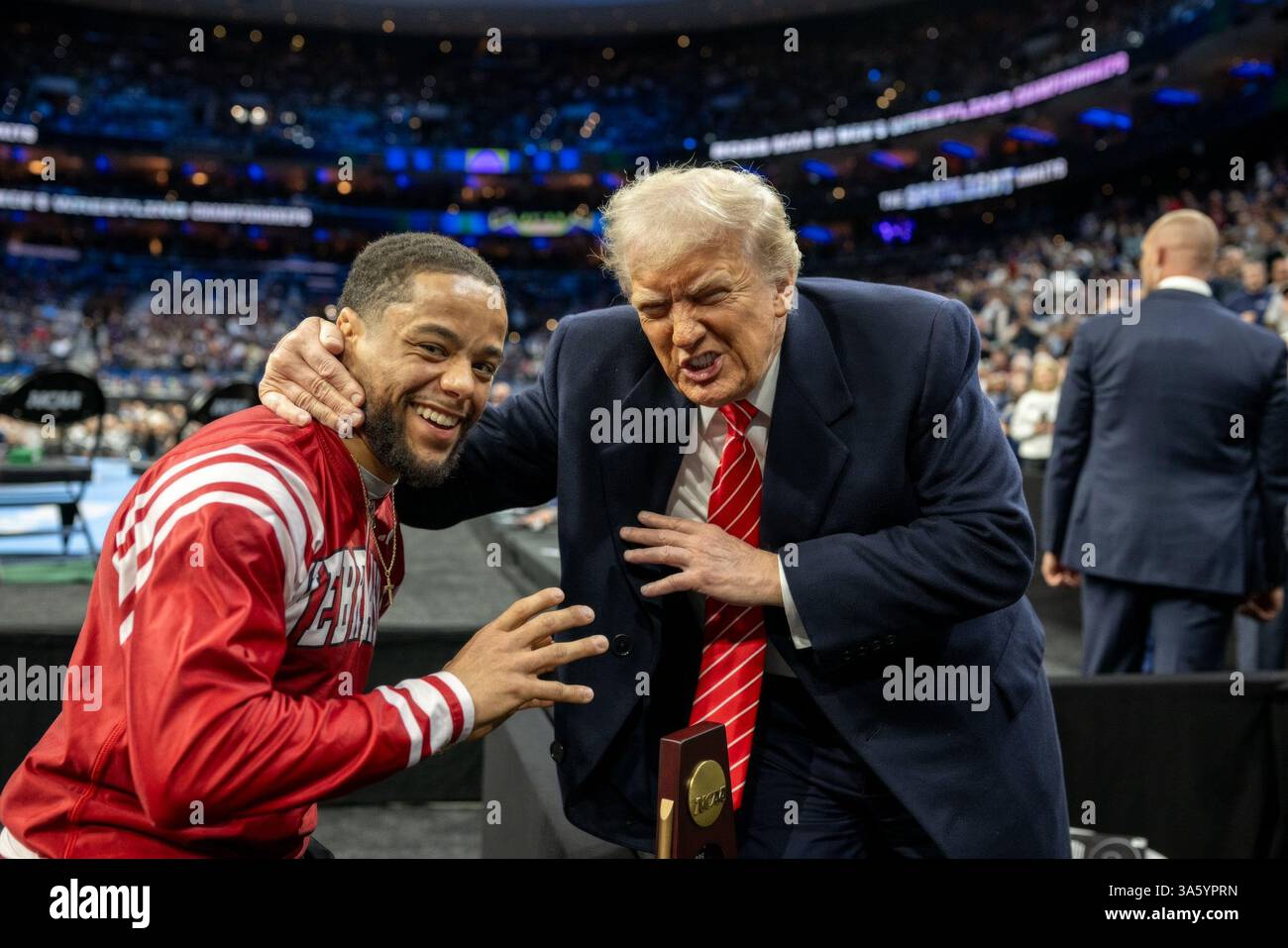 Philadelphia, Stati Uniti. 22 marzo 2025. U. Il presidente Donald Trump, scherza con il wrestler universitario Caleb Smith, della University of Nebraska Huskers durante i campionati NCAA Division i Wrestling Championships 2025 al Wells Fargo Center, 22 marzo 2025, a Philadelphia, Pennsylvania. Credito: Daniel Torok/White House Photo/Alamy Live News Foto Stock