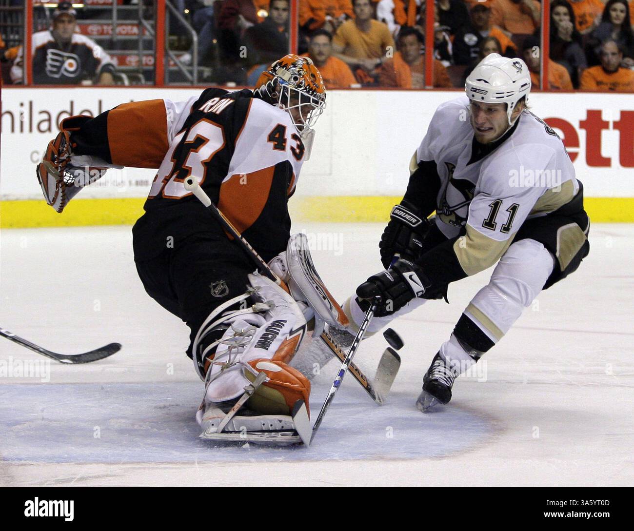 13 maggio 2008 - il portiere dei Philadelphia Flyers Martin Biron salta contro Jordan Staal dei Pittsburgh Penguins durante il terzo periodo della finale della NHL Eastern Conference. I Penguins sconfissero i Flyers, 4-1, al Wachovia Center di Philadelphia, Pennsylvania, martedì 13 maggio 2008. (Ron Cortes/Philadelphia Inquirer/MCT) (immagine di credito: © Ron Cortes/MCT/ZUMAPRESS.com) Foto Stock